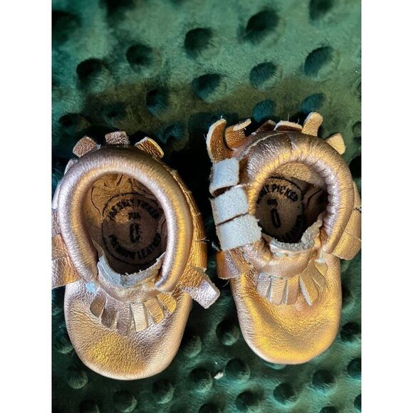 Freshly Picked Moccasins rose gold or a pink metallic size 0 baby shoes - Picture 2 of 3